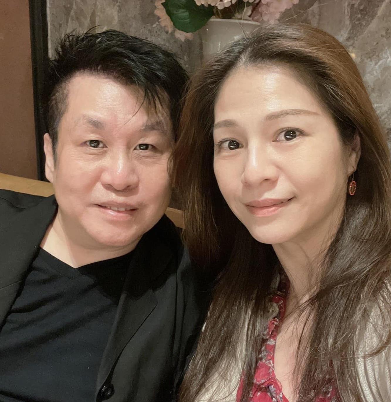 星星点灯主唱郑智化的妻子罕见露面,结婚22年后60岁的老郑