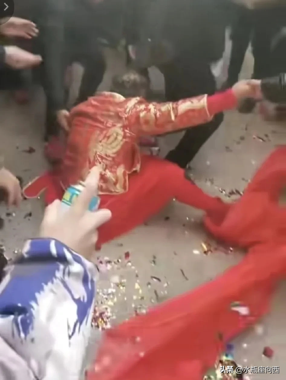 人性的丑陋和恶心.农村新娘被数人婚闹叠罗汉.头上喷满泡沫