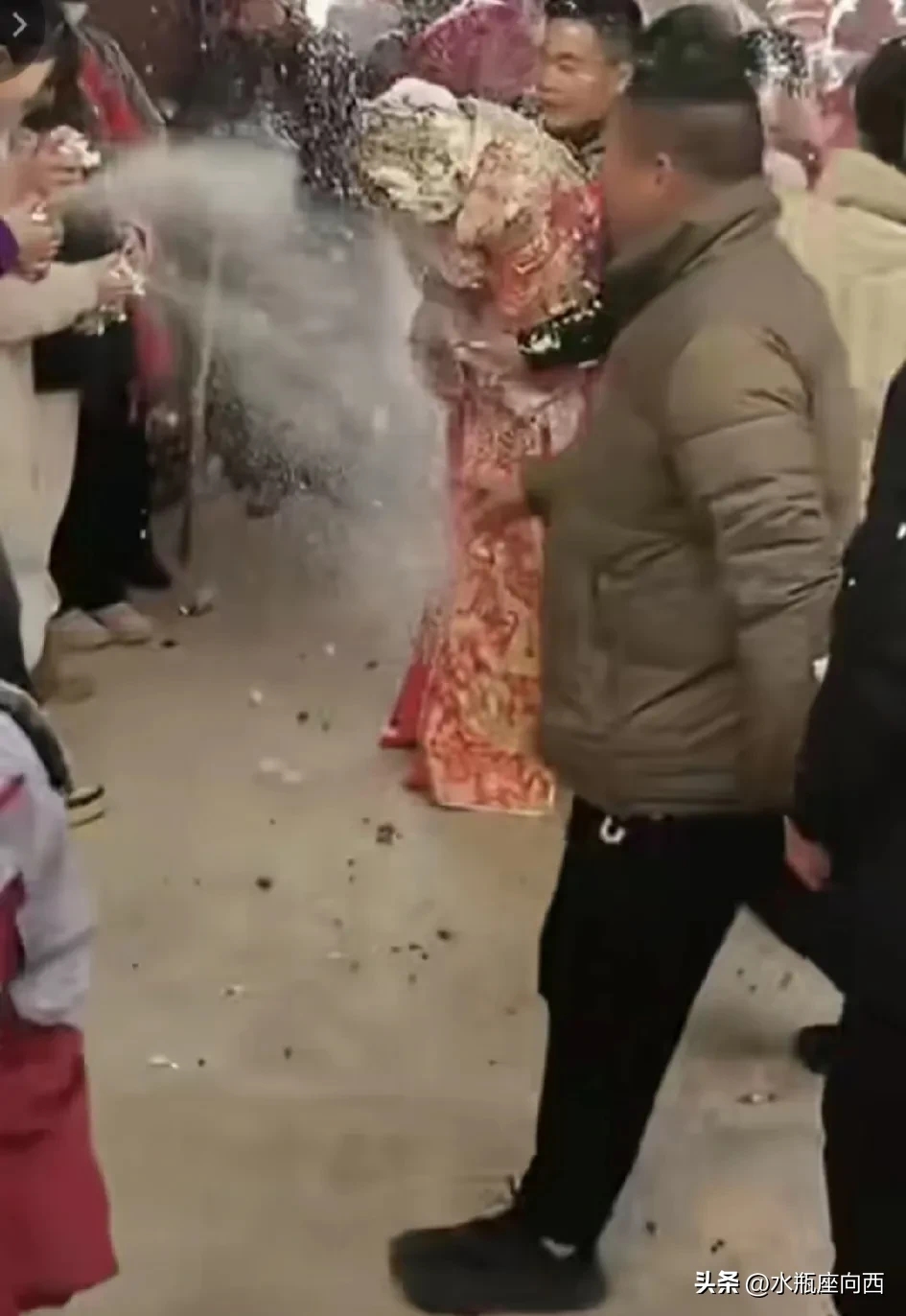 人性的丑陋和恶心.农村新娘被数人婚闹叠罗汉.头上喷满泡沫