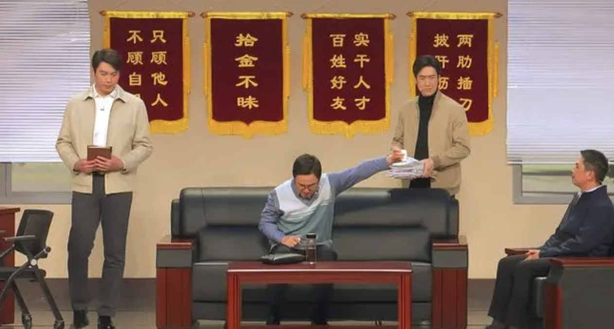 春节晚会现场沈腾临场改词艾伦直接愣住了.少了2分钟圆场