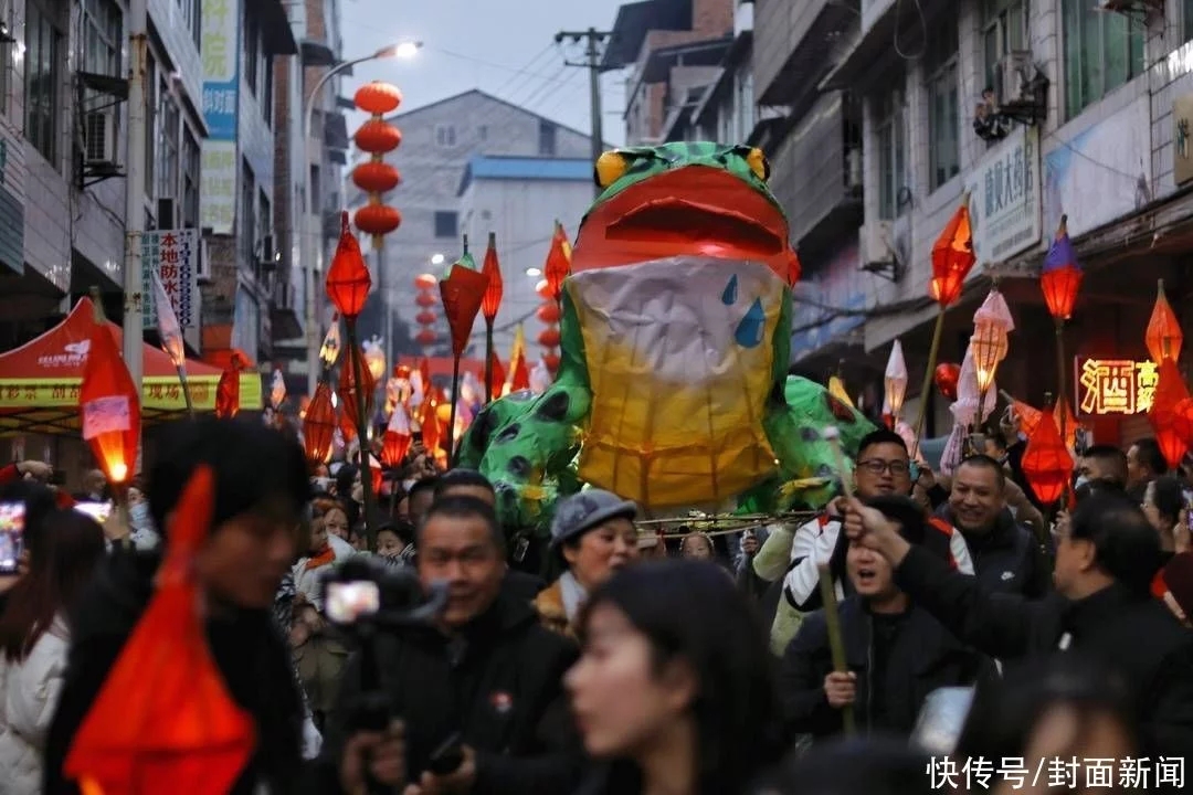 四川万人点燃蛴蟆灯真是壮观啊,是什么让元宵节这么多规矩