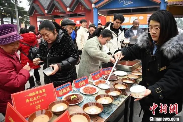 元宵节重庆现麻辣汤圆你敢吃么?微辣还火辣,小米辣都不错