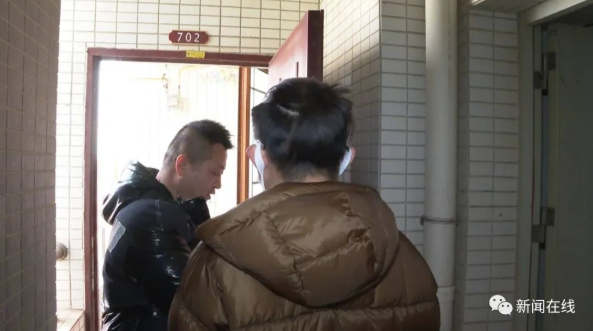 男子钥匙掉家里后找人开锁.撬开门发现是邻居家吓一跳呀