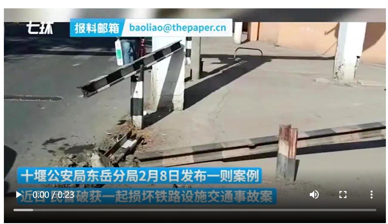 臭美的五旬男子因刚割双眼皮开车撞上护栏.宝马也要坏了