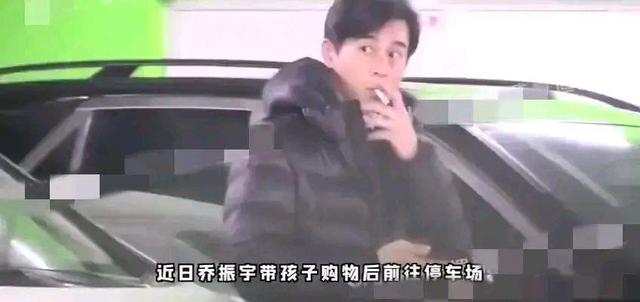 乔振宇带着孩子在停车场被拍随地扔烟头.网友们评论火了