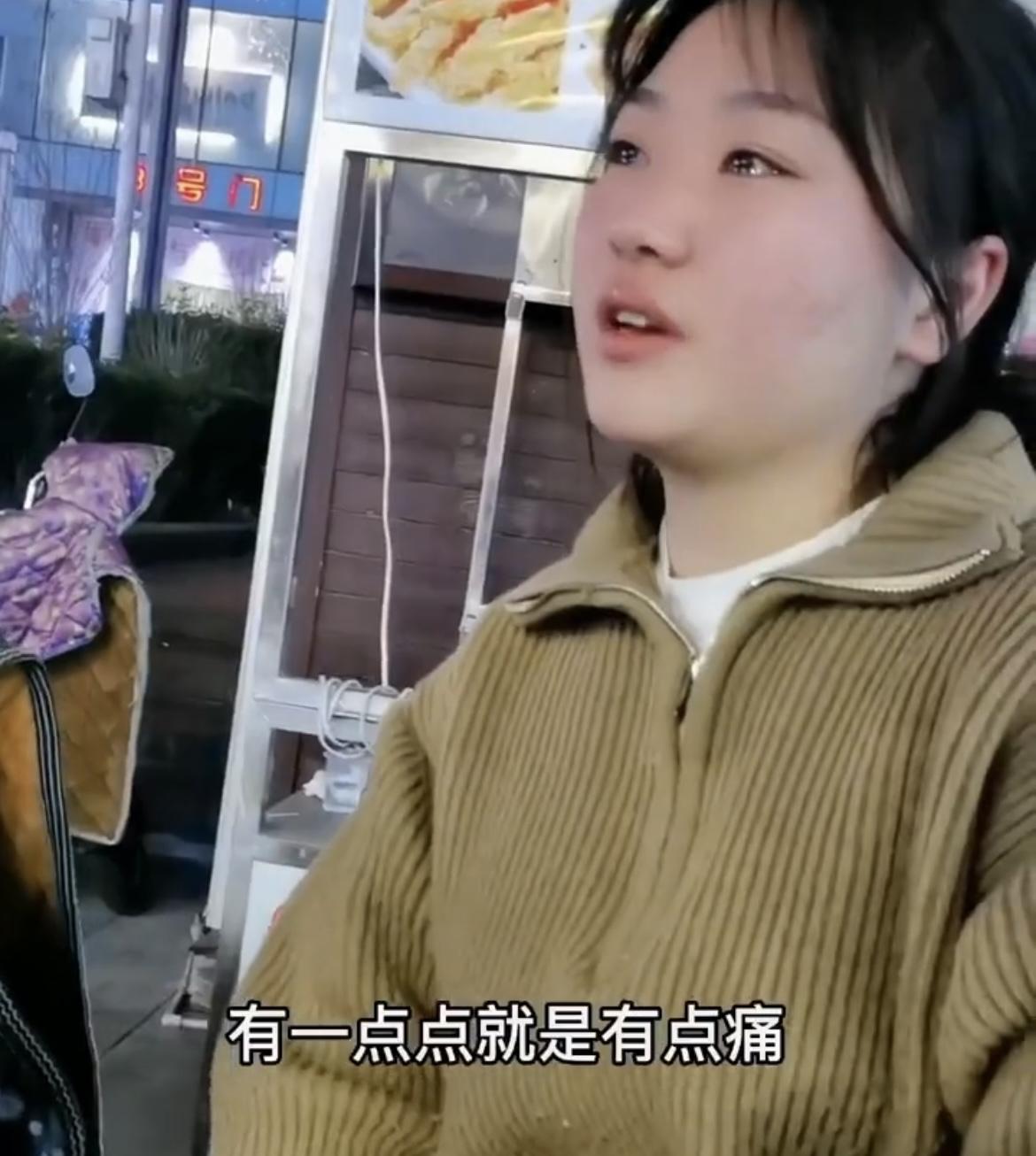 武汉大二女生兼职削甘蔗累到当众崩溃后,被网友各种点评