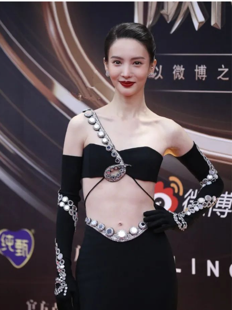 微博之夜不能转播,女星走红毯堪比盘丝洞.造型露骨太好看