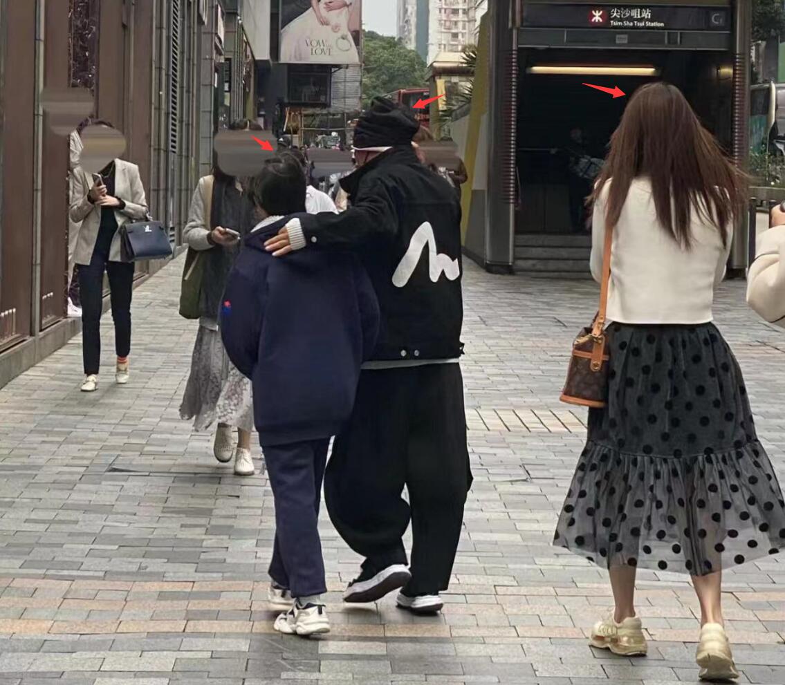 王宝强带儿子和冯清同游香港很开心.王子豪长相到底像谁呢?