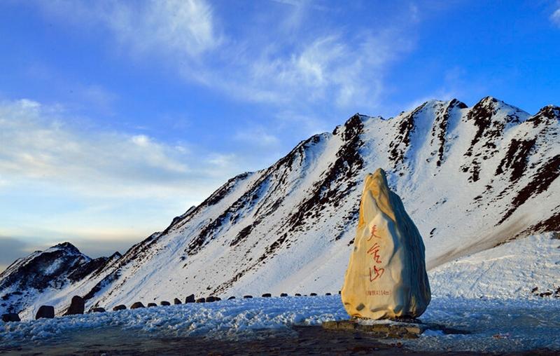 长征途中遇到的第一座大雪山是如何被征服的?它又是什么山?