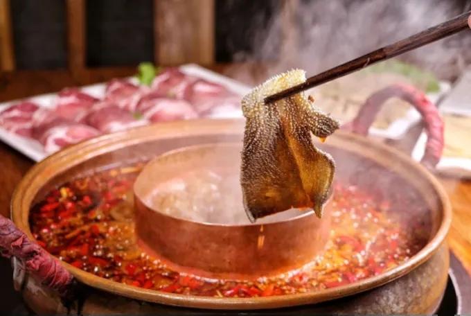 吃烧烤和火锅的时候,你有没有发现:烟总是往自己这边跑