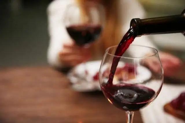 睡前喝一杯红酒能肋眠吗?可以起到养生养颜的作用吗?
