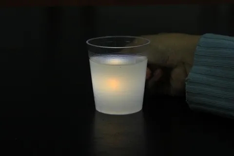 光穿过牛奶时会出现一条光亮的通路,你也可以试试哦.