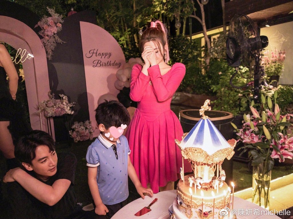 亲吻儿子好甜，陈晓和陈妍希生活中的默契和幸福