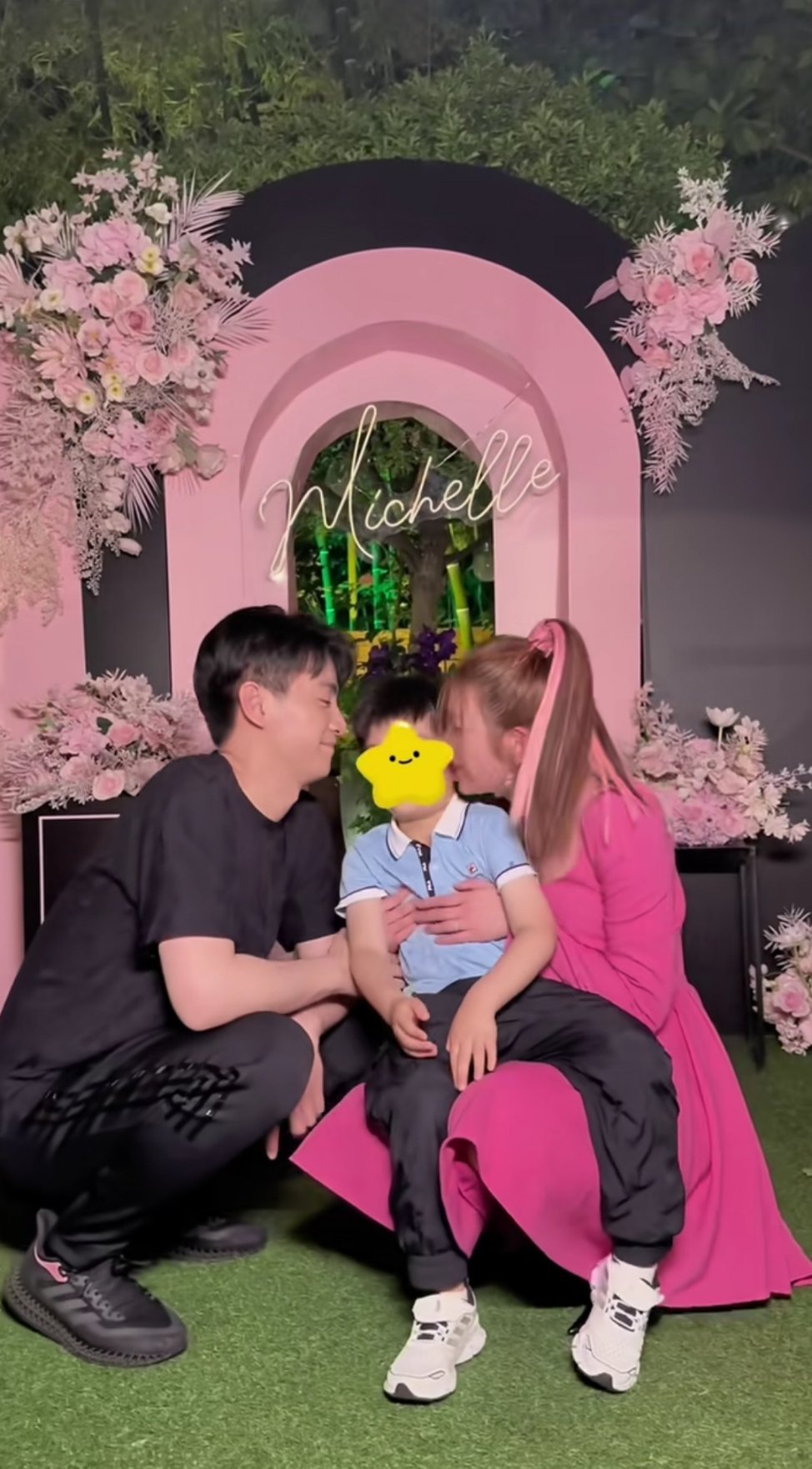 亲吻儿子好甜，陈晓和陈妍希生活中的默契和幸福