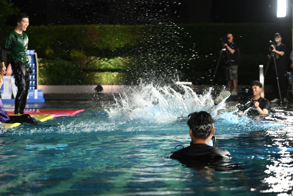 姚译添和坤子一起玩耍：你就宠他吧，让人忍俊不禁！