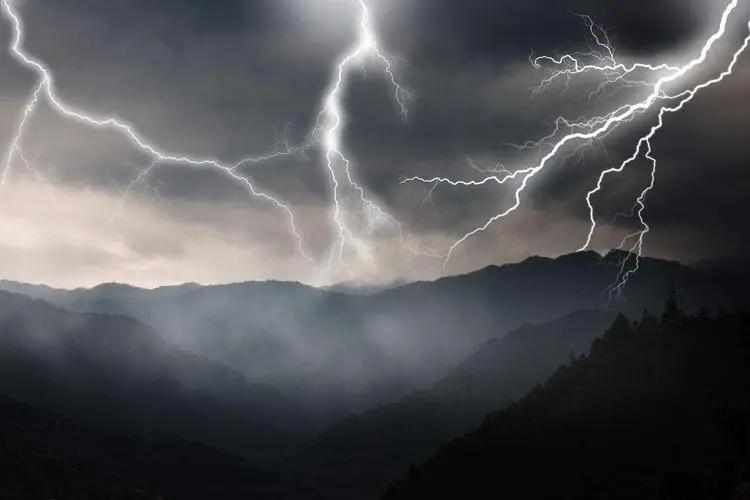 为什么天气没有下雨，也会出现晴天霹雳的现象呢？