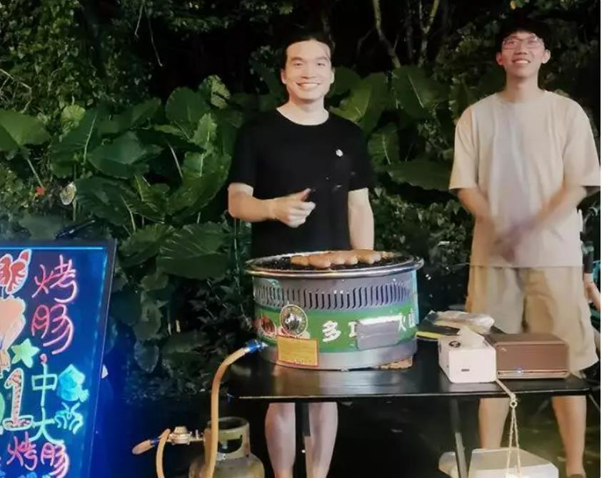 硕博生摆摊卖烤肠走红网络：烟火气都有着高学历