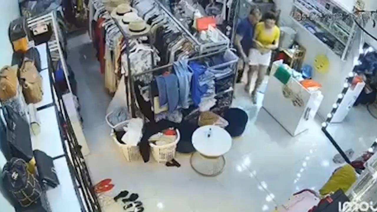 现场监控：持D歹徒劫财又劫色⭐老板娘光着PP教科书式自救