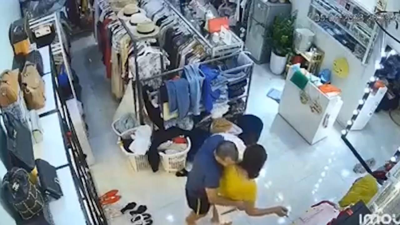 现场监控：持D歹徒劫财又劫色⭐老板娘光着PP教科书式自救