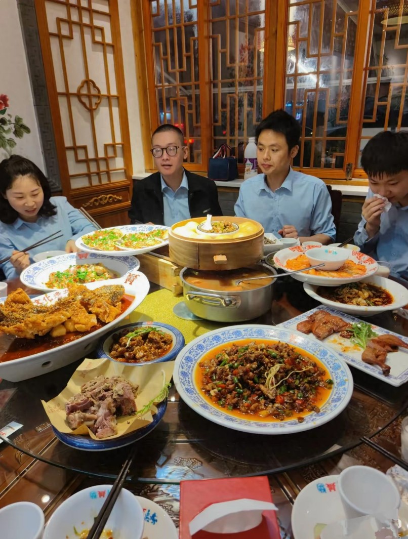 60岁才悟透！饭局邀约暗藏玄机，赴约前“三查”保你不踩雷