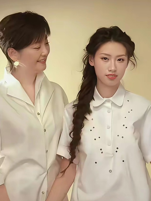 冯小刚女儿逆袭成大美女，冯导竟撞脸“大胖橘”？