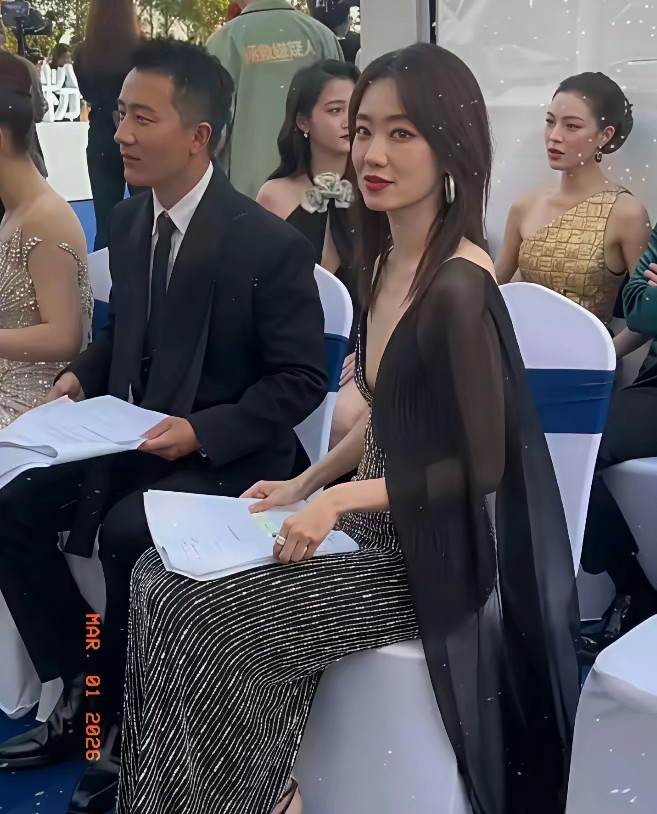 张小斐低胸衫亮相活动，胸小也敢“放飞自我”超飒